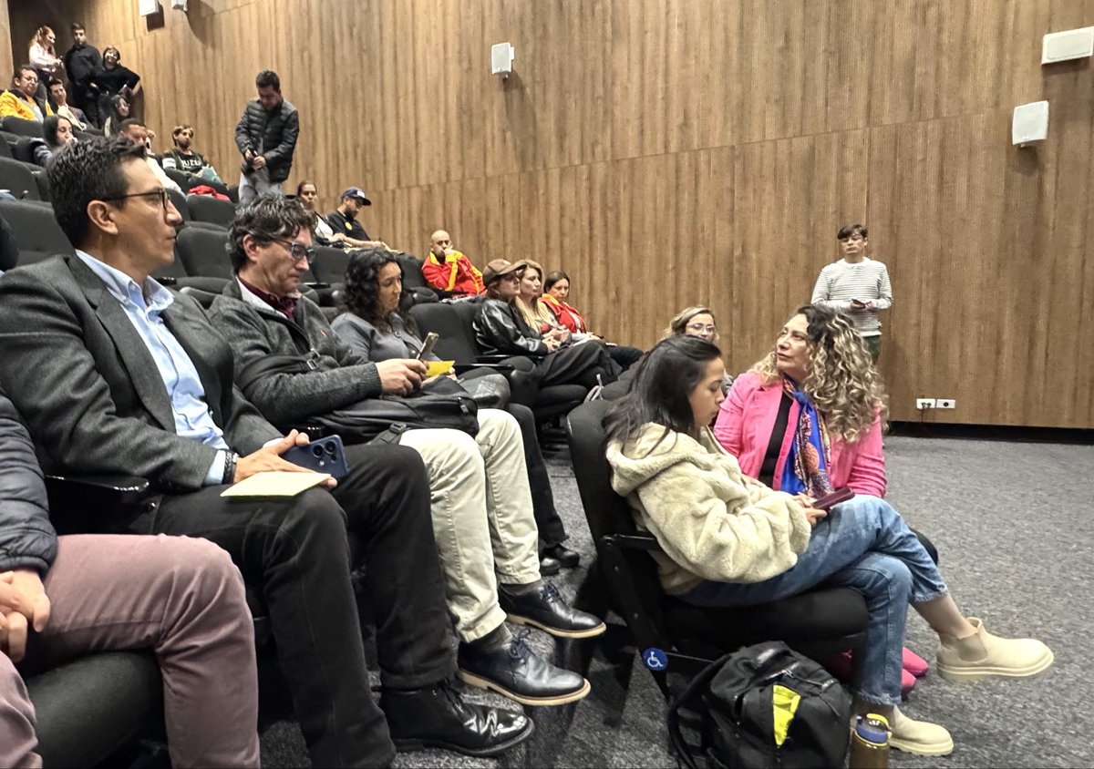 Defensoría del Espacio Público (@dadepbogota) on Twitter photo #AquíSíPasa 🗣️Tu voz cuenta
Con decenas de ciudadanos la directora <a href="/luciabastidasu/">Lucía Bastidas Ubate</a> instaló en la Cinemateca El Tunal el diálogo ciudadano ‘El espacio público es de todos y se construye en colectivo’ en el que se lanzó la cartilla ‘Gestión de Conflictos en el espacio público’🙋🏼♀️🙋🏻 #AquíSíPasa 🗣️Tu voz cuenta
Con decenas de ciudadanos la directora <a href="/luciabastidasu/">Lucía Bastidas Ubate</a> instaló en la Cinemateca El Tunal el diálogo ciudadano ‘El espacio público es de todos y se construye en colectivo’ en el que se lanzó la cartilla ‘Gestión de Conflictos en el espacio público’🙋🏼♀️🙋🏻