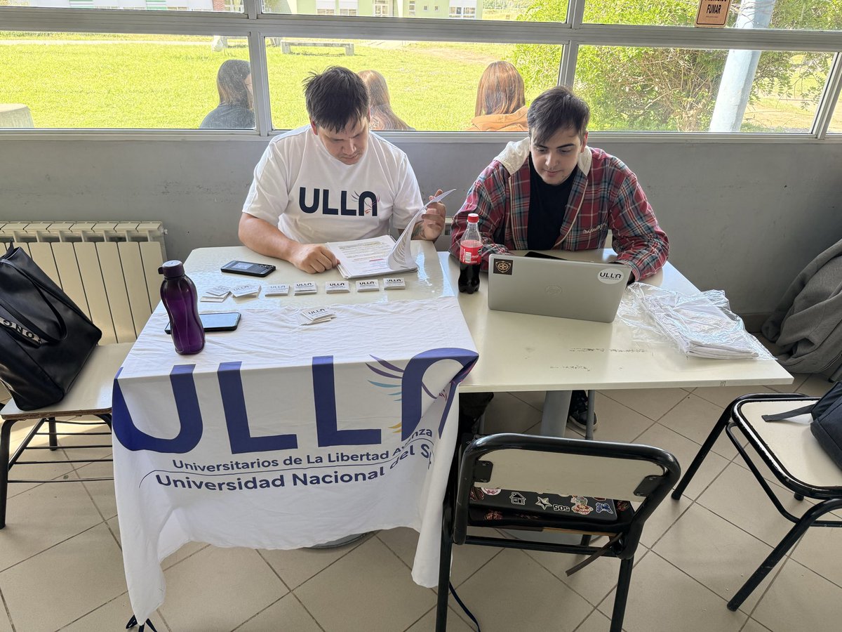 📚 Mesita en el edificio azul del Campus de Palihue 💙
Estudiando, compartiendo ideas y defendiendo la libertad en la UNS 🇦🇷✨

TMAP