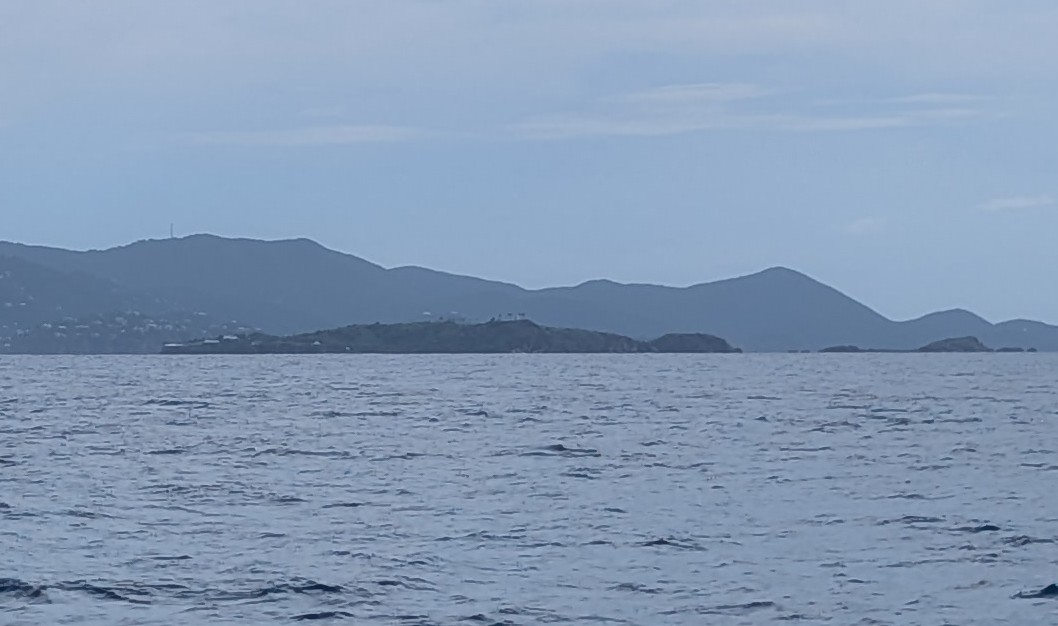 Rotnam's tweet image. Did snorkeling next to Jeffrey Island. I'm waiting the bots replying this tweet now.