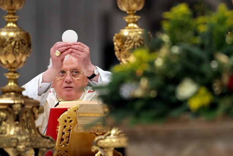 sitsio's tweet photo. Benedict XVI on the traditional Mass: "it has been clearly seen that also young people discover this liturgical form, are attracted to it and find in it a particularly appropriate way of encountering the Mystery of the Holy Eucharist" https://t.co/kVIw0yeMYL