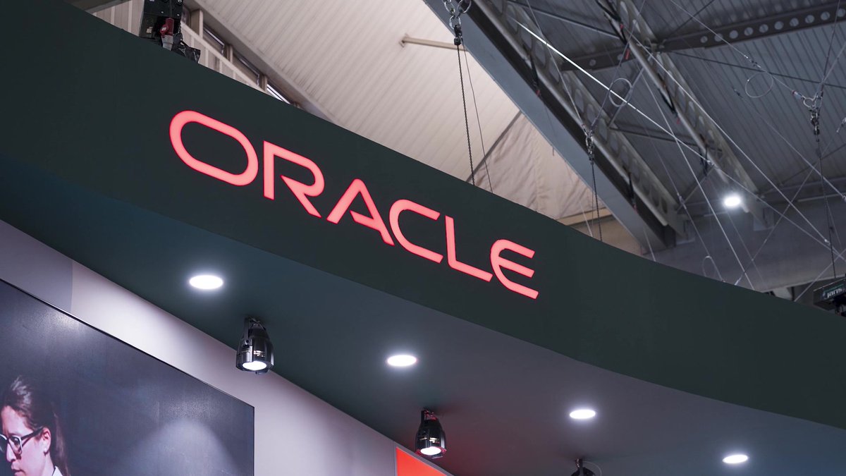 SchwabNetwork's tweet image. Shares of Oracle, $ORCL, jumped 4% after the company shared its margin expectations for large AI infrastructure projects at its annual conference in Las Vegas.
For example, an AI infrastructure project with $60 billion in total revenue over six years, would have a gross margin…