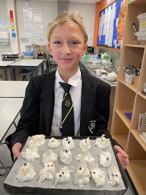 sacredheartrcuk's tweet image. 👻 Cooking Club made ghost meringues this week — they looked amazing! 🌟 First time using the electric whisks and everyone was a superstar! 🍳 #CookingClub #SacredHeart #CreativeCooks