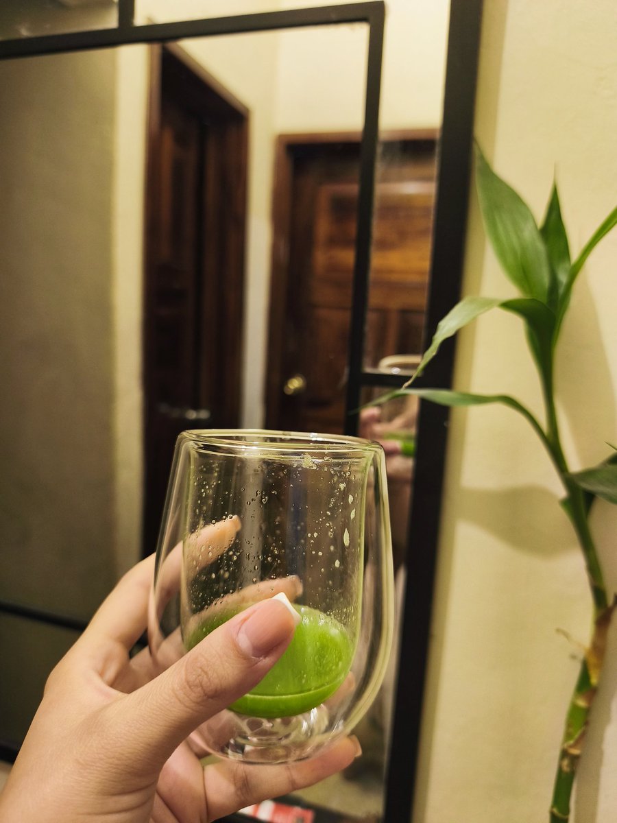 flaca_orne's tweet photo. El juguito verde es como el feo que te trata bonito y le hace bien a tu vida.
Pero, que sé yo de feos y de jugos(?) https://t.co/QBAaziJYmw