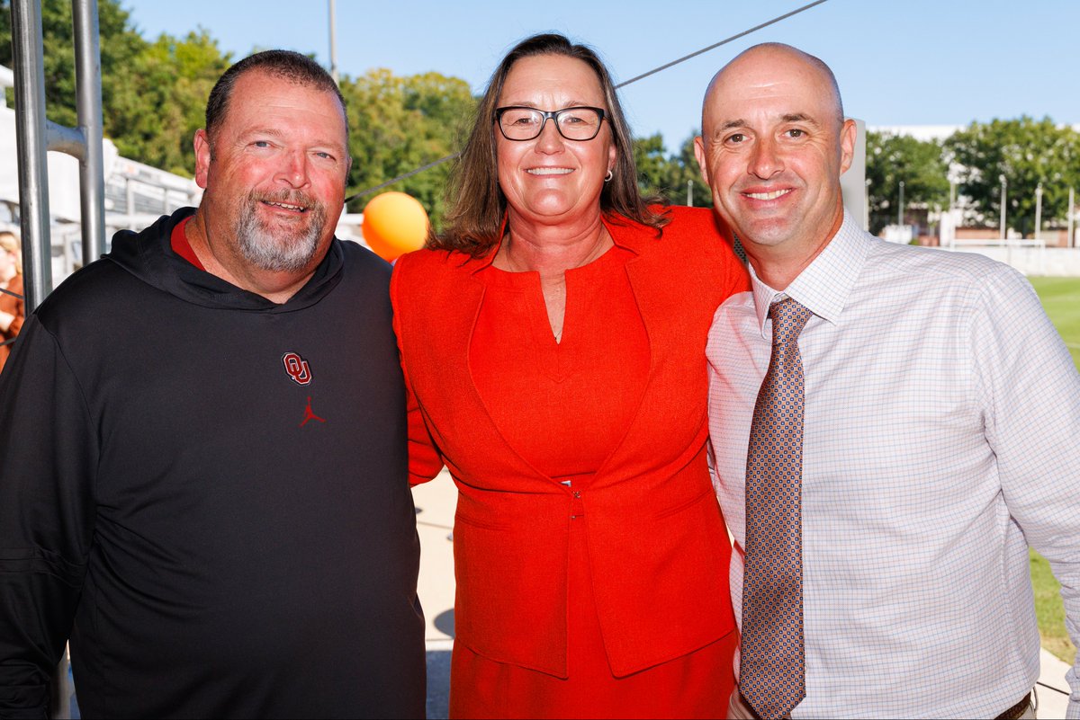 AuburnSoccer's tweet image. The Coach Karen Hoppa Locker Room ✨💕

Dedicated a new and improved space to the woman who paved the way for it to be possible! 

#WarEagle