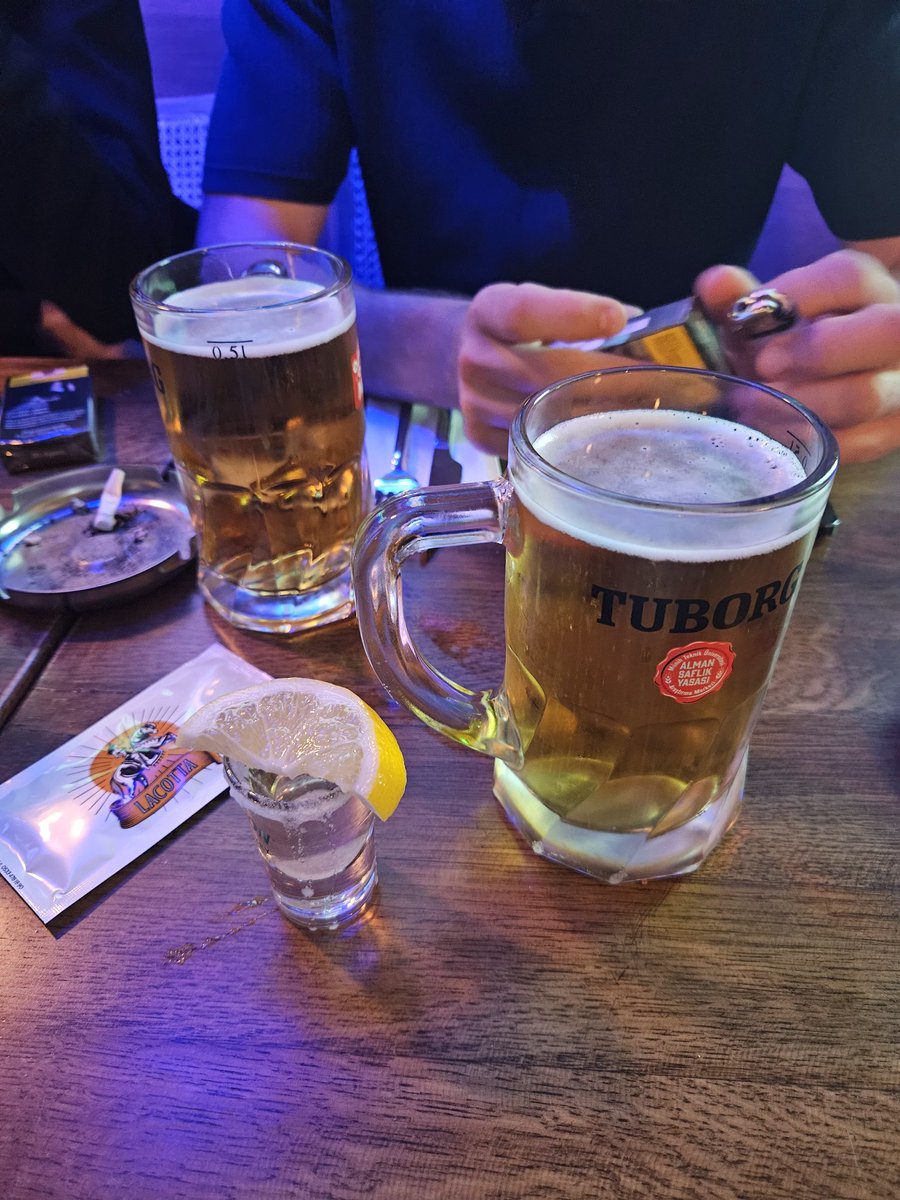 arkadas kavga etti ciktik aq lacottaya bira icmeye geldik biz de
