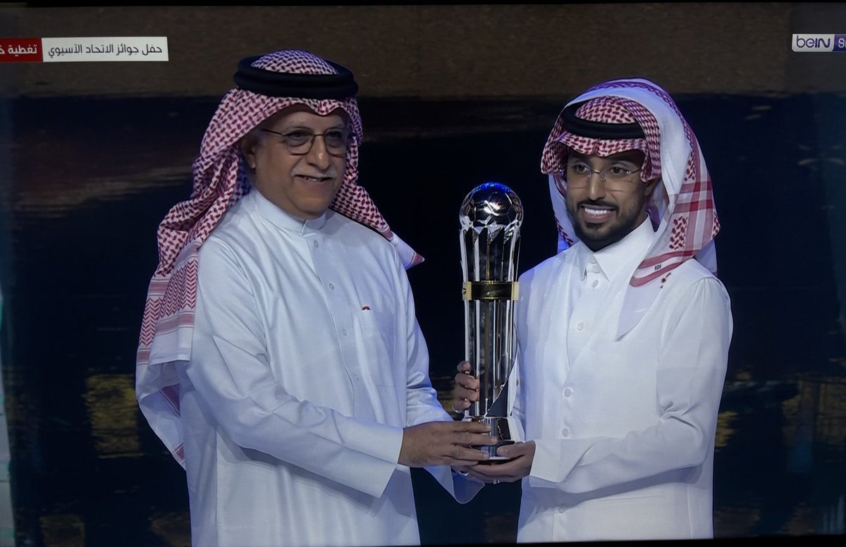 التغريدة هذه متى ؟ في مارس

قبل 7 شهور من اليوم قلت لكم أن سالم الدوسري راح يفوز بجائزة أفضل لاعب أسيوي للموسم 2024-2025

المسألة بسيطة وما تحتاج نظريات مؤامرة وهبد وتفريغ عقد نقص

عندك لائحة واضحة من الاتحاد الاسيوي
وبمعايير اللائحة حظوظ سالم كانت كبيرة من مارس وأكدّها في كأس