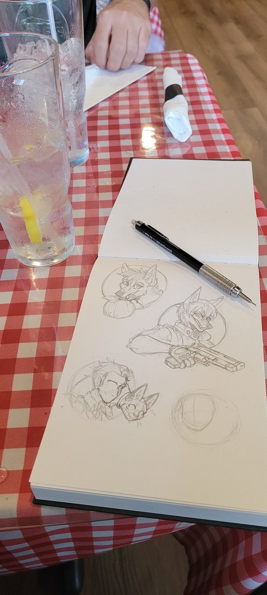 GildedDaemon's tweet image. Last day of my vacation. Taking some time to draw as we head back into town.