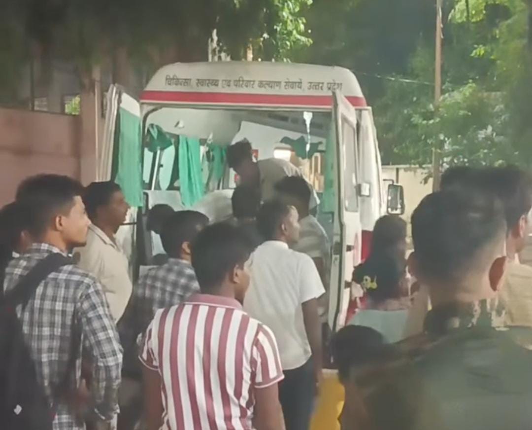 ZEEUPUK's tweet photo. #Kanpur
कानपुर में भीषण सड़क हादसा
ऑटो-बाइक की जोरदार टक्कर
हादसे में 1 की मौत, 9 घायल
#Kanpur #RoadAccident #TrafficUpdate #AutoBikeCollision #InjuryNews #UPNews #ZeeUPUK https://t.co/Wzc1YZerQ3