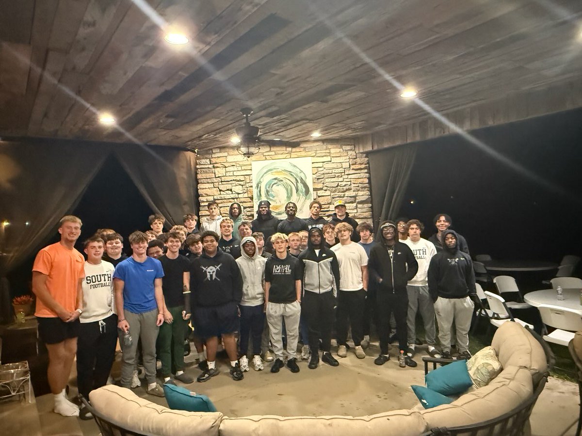 SouthWarrenFB's tweet photo. Huge thanks to @carydpage and @amie_page11 for opening their home to our guys for a special HOCO Edition of our Thursday Night Pasta Party. Mrs. Amie threw down with the homemade pasta dishes. Who has it better than us? Nobody! #goodfood #goodbros #goodnight #staythecourse https://t.co/vrjth8tCVA