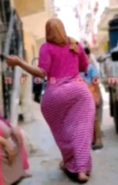 انت: مش مصدق اني وافقت تيجي معايا  بالمنظر ده🙄
اختك:ماله المنظر ياهاني احنا انبسطنا ليه عايز تعكنن علينا😌

انت:يارانيا منظر طيـازك نجس وموقف ازبار السوق🍑

اختك:اعذرني يا قلب رانيا اصلي لبست البروچ ع اللحم ف تلقيها بتتهز مستعجله يا حبيبي عايزه اروح لعمك جرجس الترزى امممفف🫦