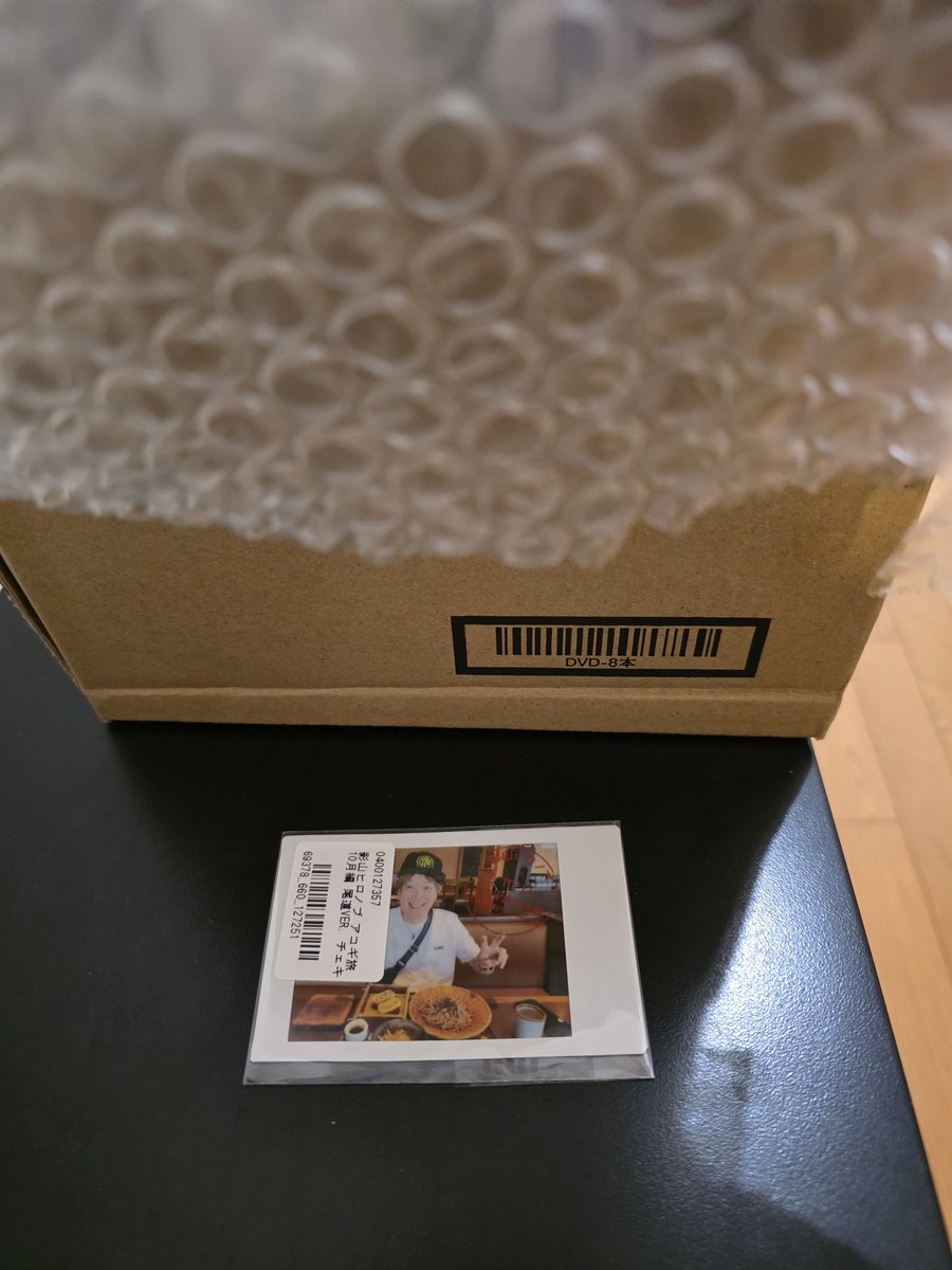 30years3ounce's tweet photo. お、なんか箱が届いたぞー！
何かなー？
チェキでしたー！
ちなみにもう1枚は松山MONKのです。

#影山ヒロノブ
#ソロアコギの旅
#尾道
#OYECOMOVA
#オエコモバ https://t.co/urtYg7TKwv