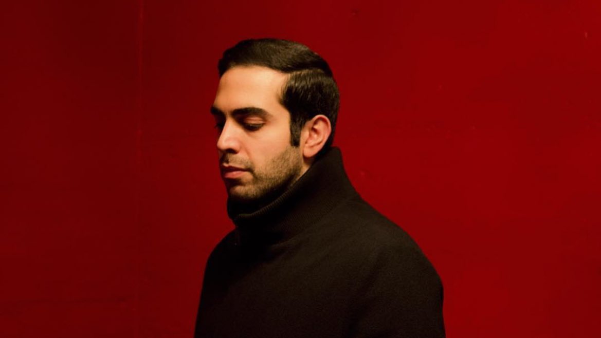 چی یاد بگیرم از کی؟ کیان بزرگترام؟
نمیشه خون روی دستشونو شست با صابون
باید سرشونو با استدلال برید جا چاقو
پس منطقمو تیز کردم رفتم تو خیابون
هرکی گفت حقّت بود، چشت کور
لیاقتت همینا بود
گفتم کوفت! ابله کم هوش
مدرسه دامداری شده بازار کار چرخ گوشت
شاید به نفعت بود ببینی یه روز ضعف