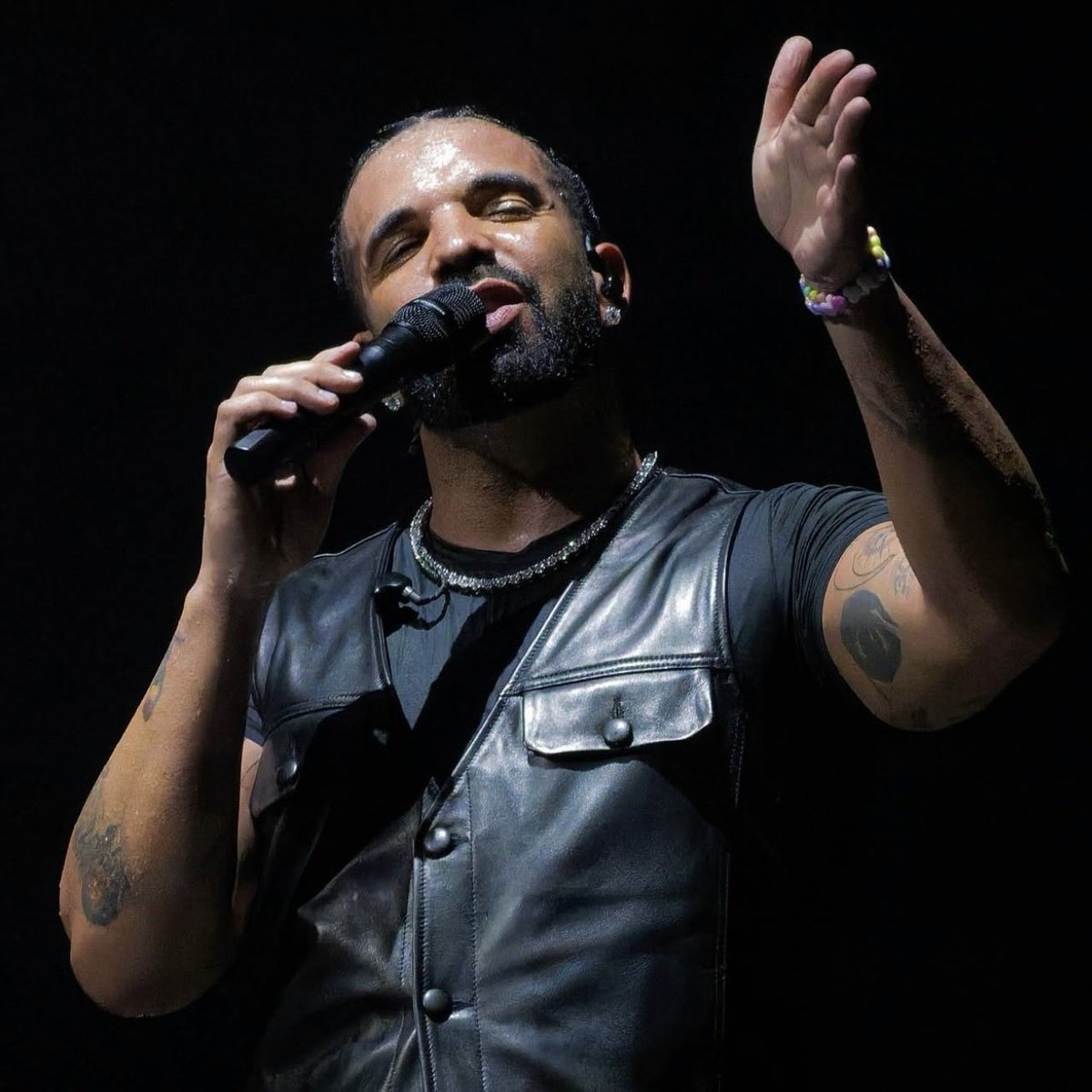 Happy birthday to Drake, who turns 39 today 🐐

• Most streamed Spotify artist ever

• 25 songs on Spotify with 1 billion+ streams

• 7000 weeks on the Billboard charts

• 80 platinum songs as the lead artist 

• Billboard artist of the decade

There will NEVER be another.