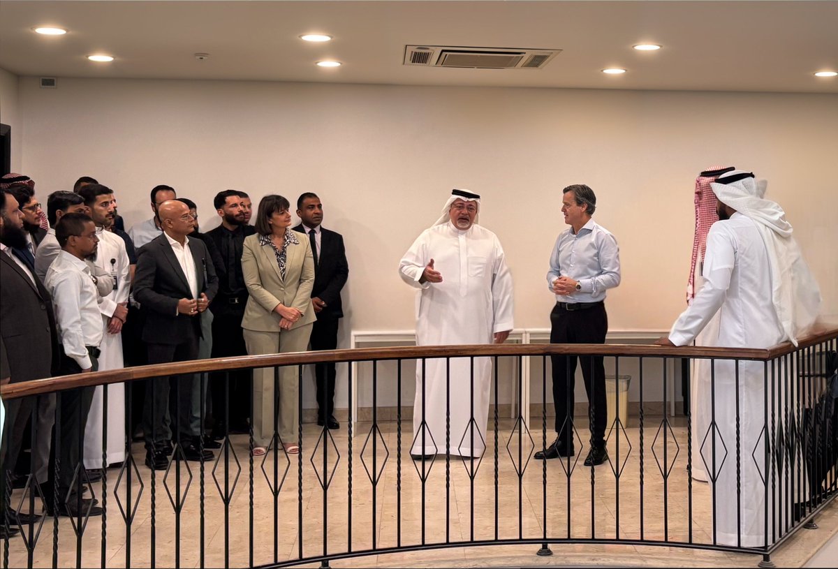 فخورون بانضمامنا إلى عائلة DHL!

هذا الأسبوع، كان لنا شرف استقبال الدكتور توبياس ماير، الرئيس التنفيذي لمجموعة DHL، وبابلو سيانو، الرئيس التنفيذي لشركة DHL eCommerce، وهندريك فنتر، الرئيس التنفيذي لشركة DHL Supply Chain، وذلك بحضور عجلان محمد العجلان، رئيس مجلس إدارة ايجكس، ومحمد