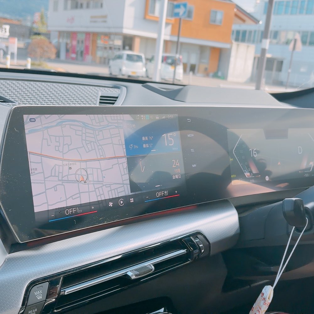 某友人のちょっといい車でシネマライツへ。このパネルいいなー。