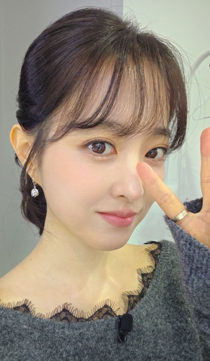 BEAUTIFUL BBO 🩶🩷

she has a mic on her... magazine feature with an interview? 🤔