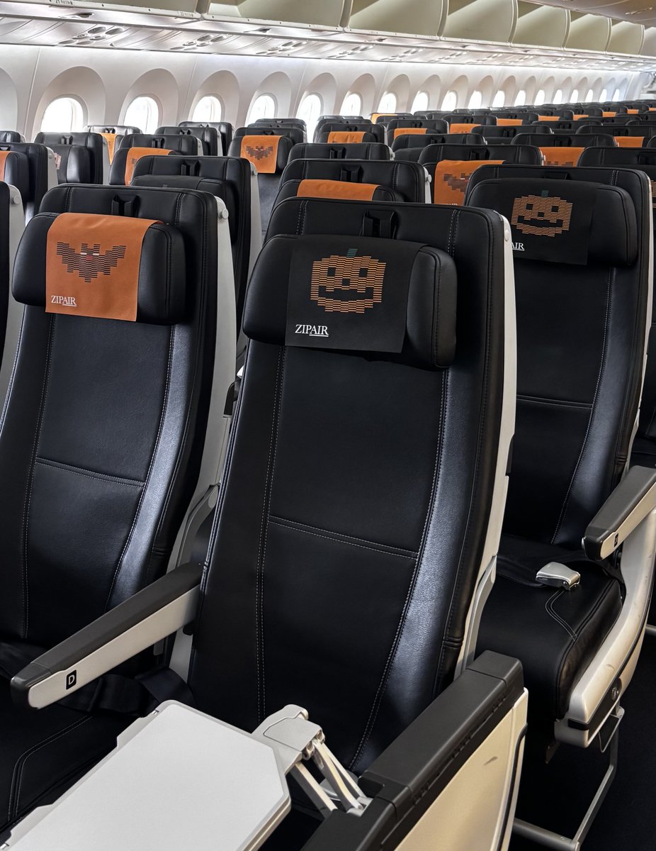 🍬🍫ハロウィンフライト開催中🎃🦇 ハロウィン仕様の機内で、 ちょっと