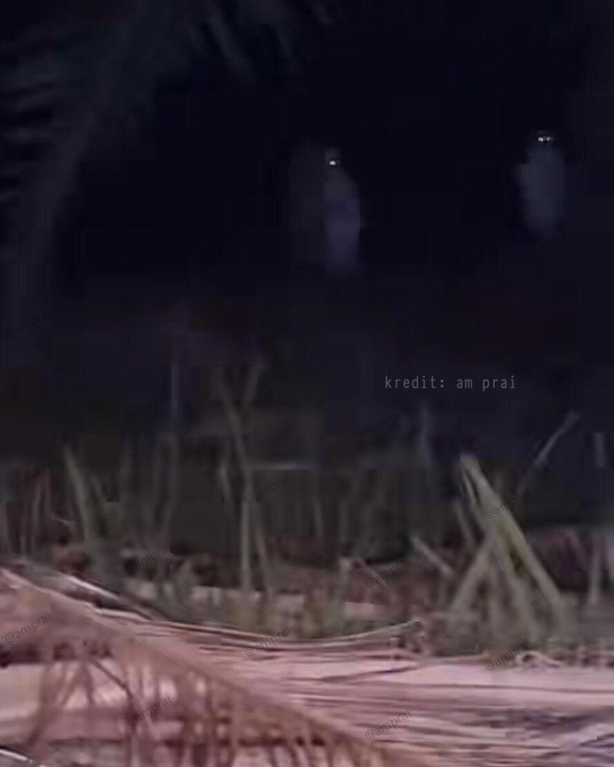 mrcreepyposta's tweet photo. PERJUMPAAN POCONG SEMALAYA - wtf?

“Gambar ini dari salah seorang pesakit. Dia cuma ambil gambar biasa dekat hutan belukar, tapi bila tengok balik ada ‘benda’ yang tak sepatutnya ada. Saya pun tak pasti apa tu. Saya cuma kongsi.”
—Am Prai, Pengamal Perubatan Islam Al-Idrus https://t.co/p1jgO4Xx6E