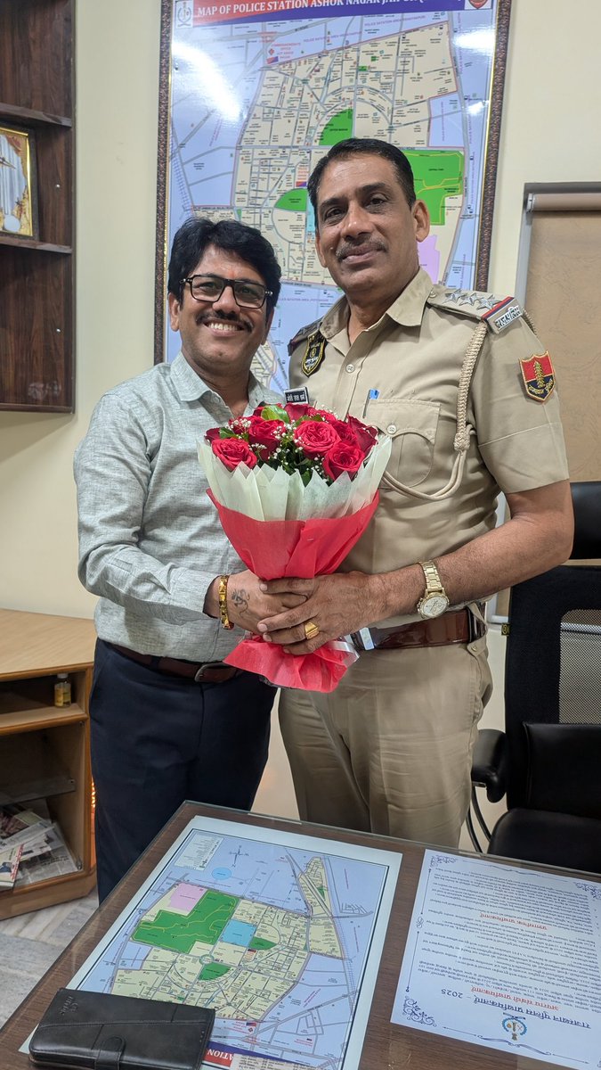 jailaxmi2001's tweet photo. लंबे समय बाद अशोक नगर ���ाना के SHO एवं मेरे मित्र मोतीलाल जी शर्मा से मुलाकात हुई।
दिवाली की हार्दिक शुभकामनाएं दीं और साथ ही पदोन्नति पर बधाई भी दी।
वाकई अच्छा लगता है जब कोई अपना मेहनत और ईमानदारी से आगे बढ़ता है —
गर्व भी होता है और खुशी भी! 🌸
 🙏✨

#DiwaliWishes #Promotion https://t.co/CWsBMwhC2J