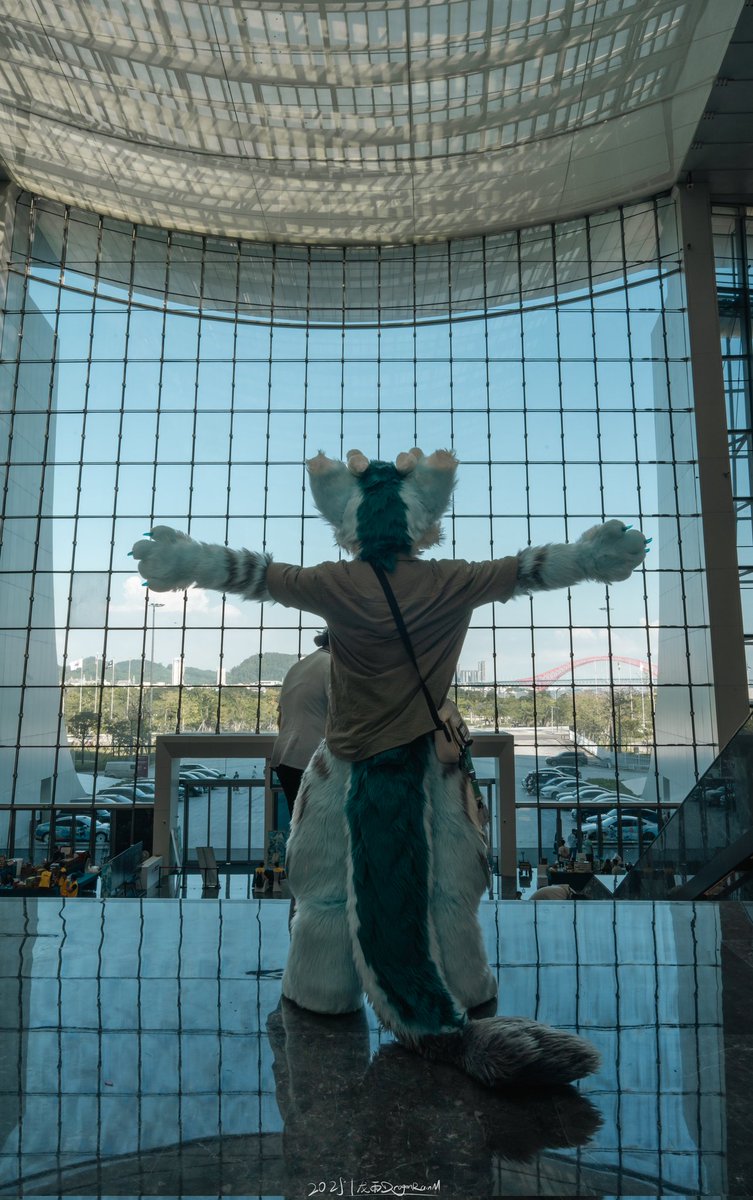 Hug the SKY
📷：<a href="/chenyuf2333/">chenyuf2333→异世界</a> 

#FursuitFriday