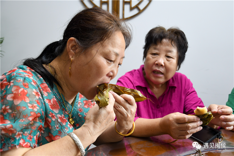 I saw pictures of Koreans eating gimbap with their hands, and Japanese eating sushi with their hands. Now I share this one picture of Chinese eating traditional rice dumplings （粽子） to further demonstrate how biased your post is towards Southeast Asians.