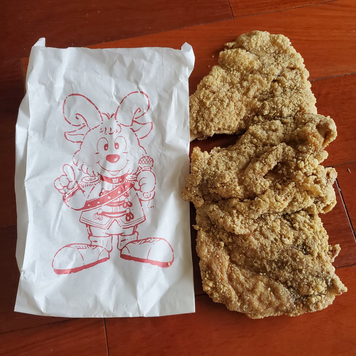 今天用了近2小時時間繞行了1/3市區
一路到了仁德
幸好機車代步，不然假日車多恐怕時間要更多

南區有比較多CP值的店家
原本要買好吃的食運炒飯
結果因為沒事先預約
轉而找台南有名最大的雞排便當
果然大到讓人意外
連特製的紙袋都還不夠装的下
以現今物價來說價格算OK
不吃便當單點60元也是可以入手