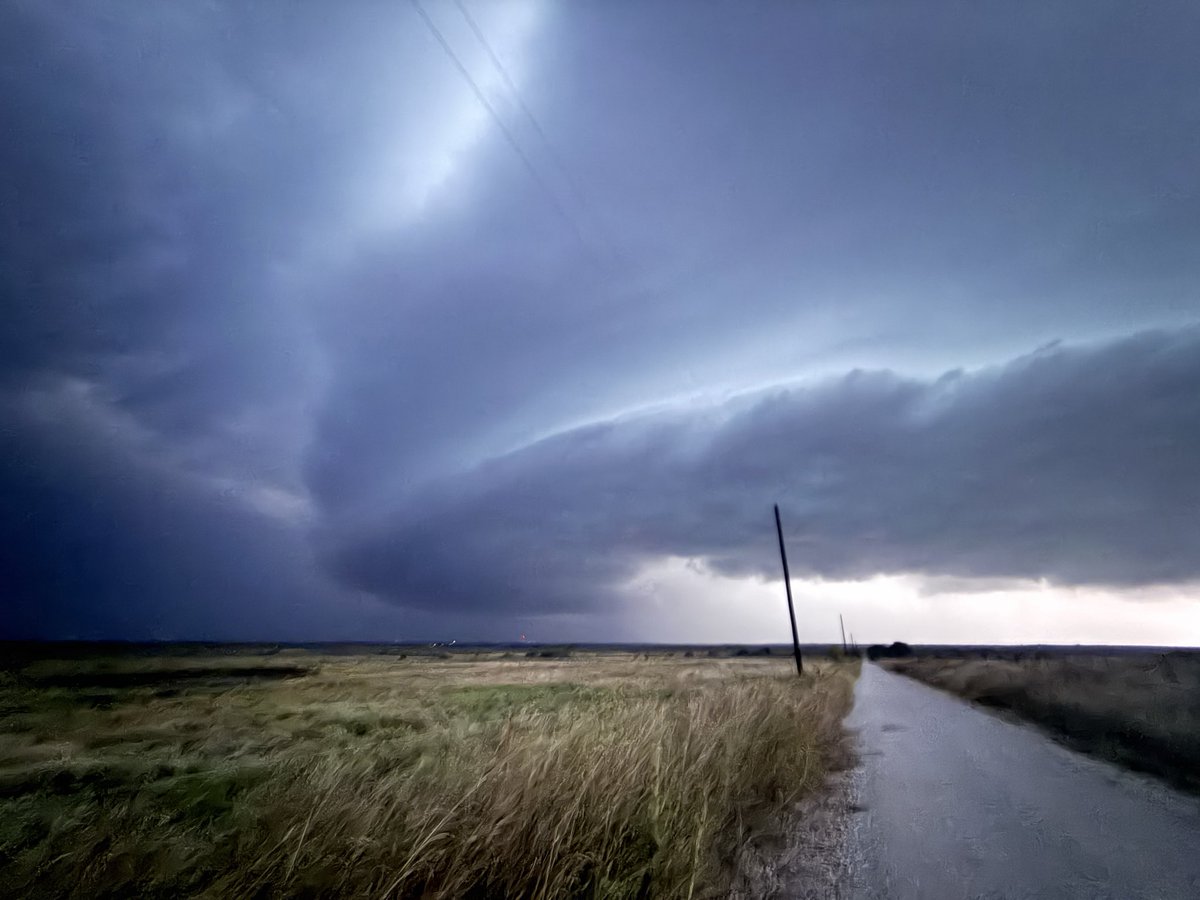 austinmorlock_'s tweet photo. Mothership earlier this evening near Henrietta, TX 🛸#txwx https://t.co/wXhM3EGdYs