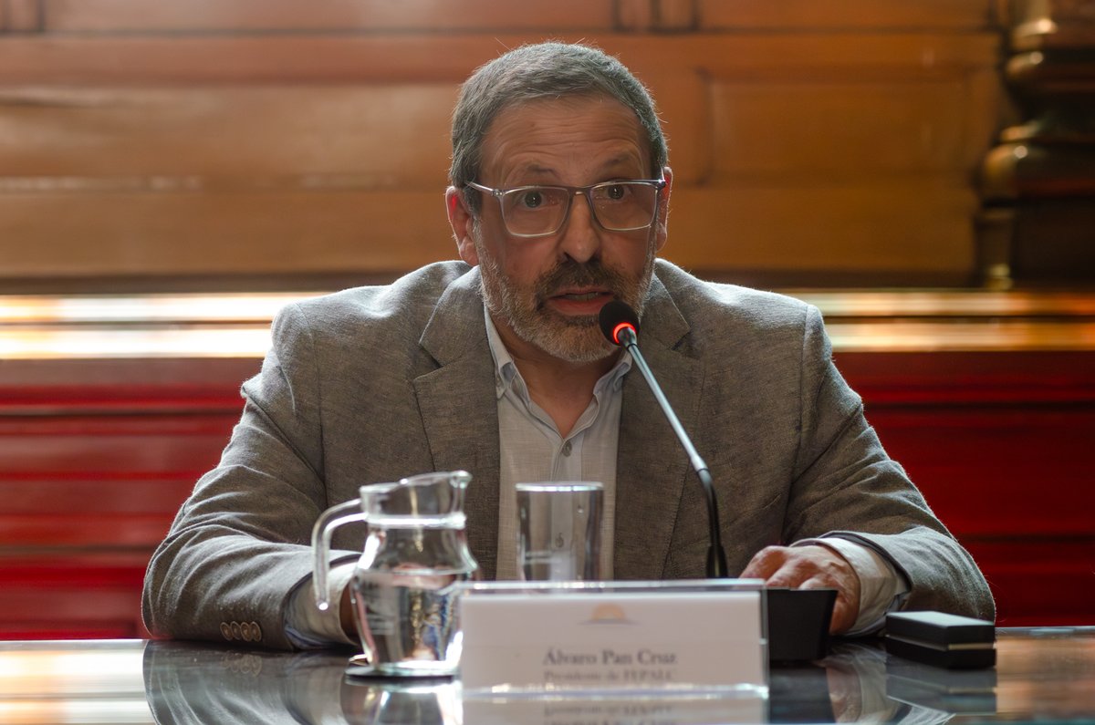apu_uy's tweet photo. Durante el acto, Dominique Pradalié invitó a los presentes a ponerse de pie y guardar un minuto de silencio en homenaje a los periodistas asesinados en Gaza, un gesto que conmovió profundamente al auditorio.

📸 Martín Hernández Müller/@kitohermul, Fotoperiodismo APU(@apu.uy / @foto.apu)