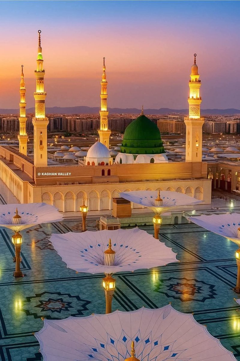 جمعہ مبارک
حالِ دل کس کو سنائیں آپ ﷺ کے ہوتے ہوئے
کیوں کسی کے در پہ جائیں آپ ﷺ کے ہوتے ہوئے

میں غلام مصطفی ﷺ ہوں یہ مری پہچان ہے
غم مجھے کیوں کر ستائیں آپ ﷺ کے ہوتے ہوئے

شانِ محبوبی دکھائی جائے گی محشر کے دن
کون دیکھے گا خطائیں آپ ﷺ کے ہوتے ہوئے

زلفِ محبوب خدا لہرائے گی