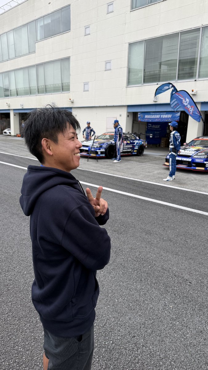 Dmaxjapan's tweet photo. 見守るレジェンド、下はまだ夏気分

#寒いよって言ったのに
#d1gp https://t.co/4rvpCpWA3u