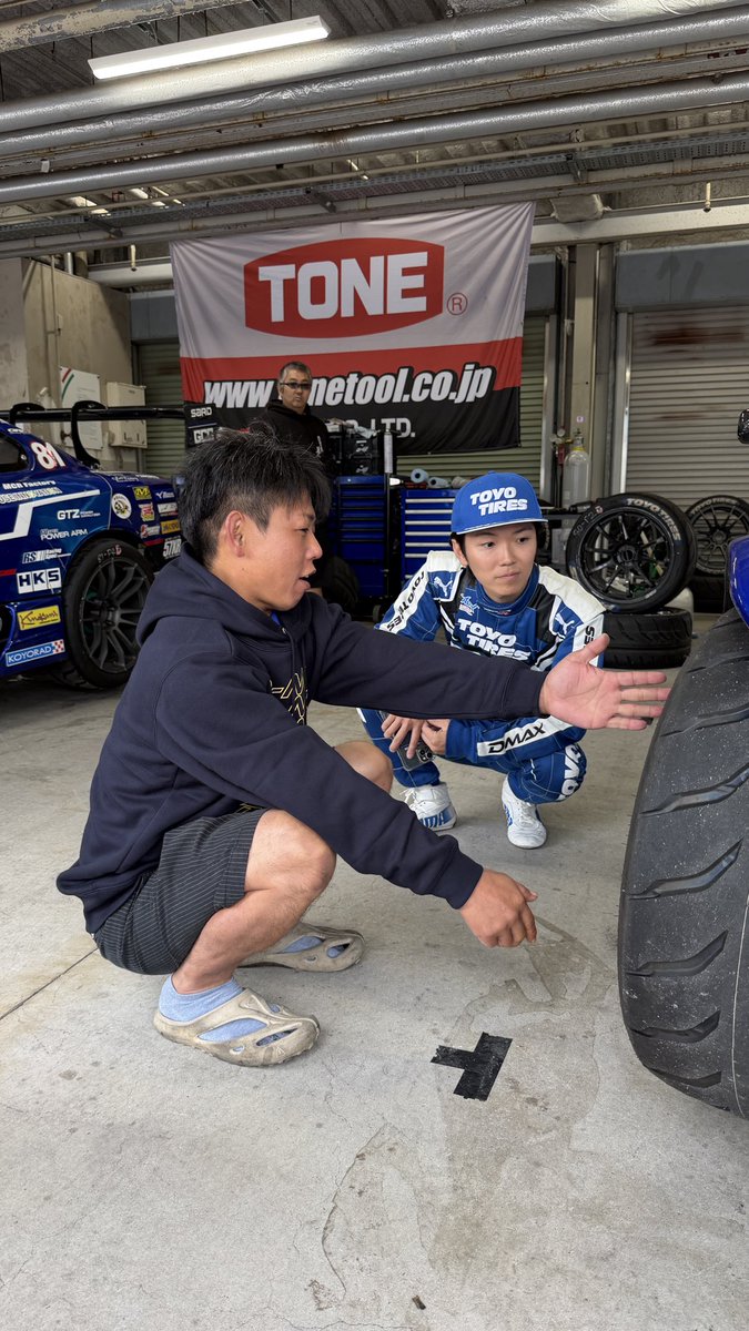 Dmaxjapan's tweet photo. 見守るレジェンド、下はまだ夏気分

#寒いよって言ったのに
#d1gp https://t.co/4rvpCpWA3u