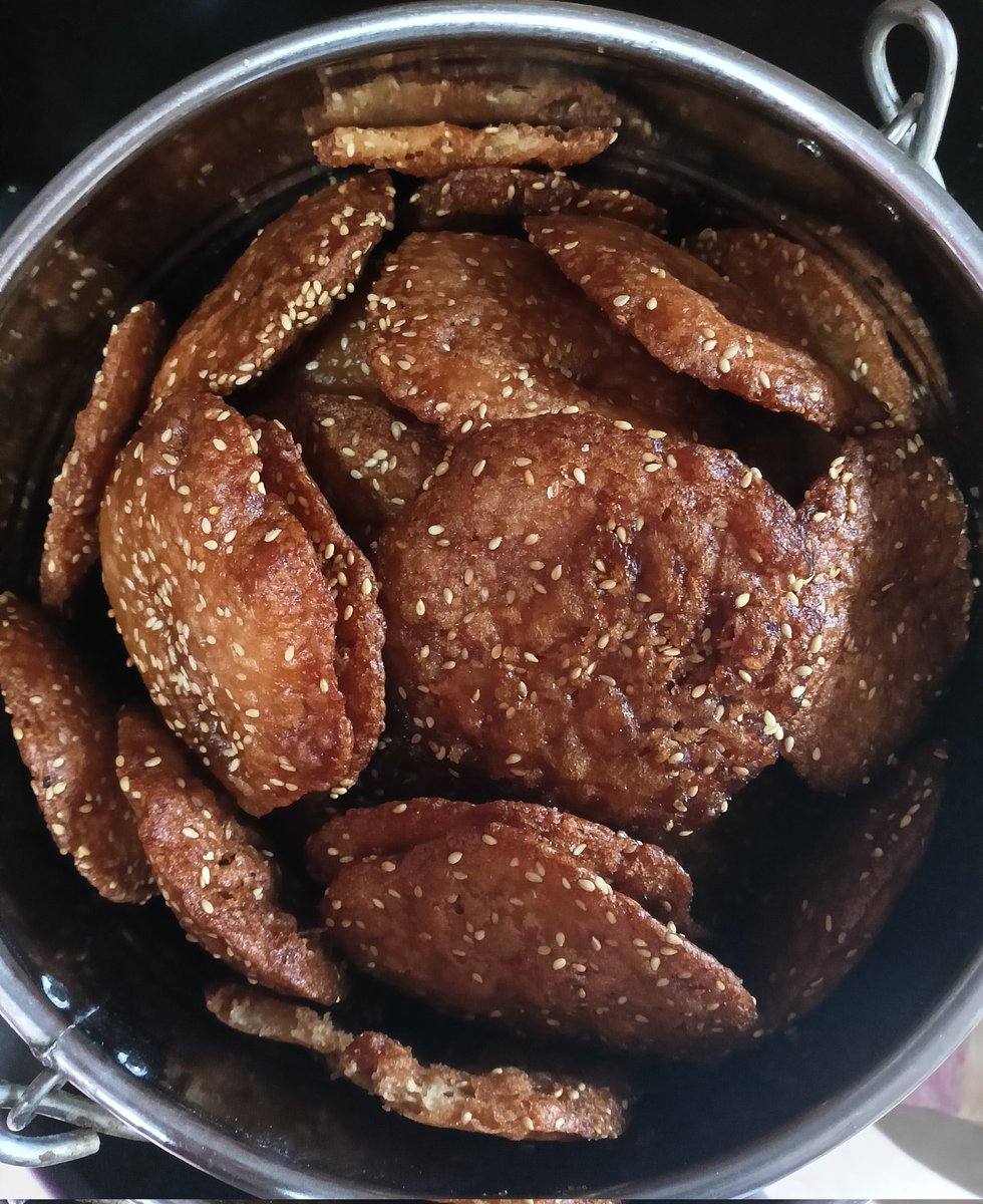 This sweet dish  called "Kajjaya"  prepared in south #Karnataka homes during #Deepawali it has sesame, jaggery  which is known to warm the body during winter ☃️ ❄️.Unfortunately these days many are opting for sugar filled sweets over traditional sweets especially in #Bengaluru