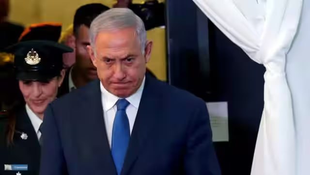 واشنطن تُطلق رسميًا برنامج “Bibi-sitting”! 
 كلّ يوم يحل مسؤول أميركي جديد في القدس المحتلة… كأنّ البيت الأبيض افتتح حضانة سياسية للنتن ياهو...
الصحافة الإسرائيلية قالتها صراحة: أميركا أرسلت جليسة أطفال لـ«بيبي» كي لا يعبث بالهدنة، ومن «الدفاع اللصيق» إلى «جليسة الأطفال >>