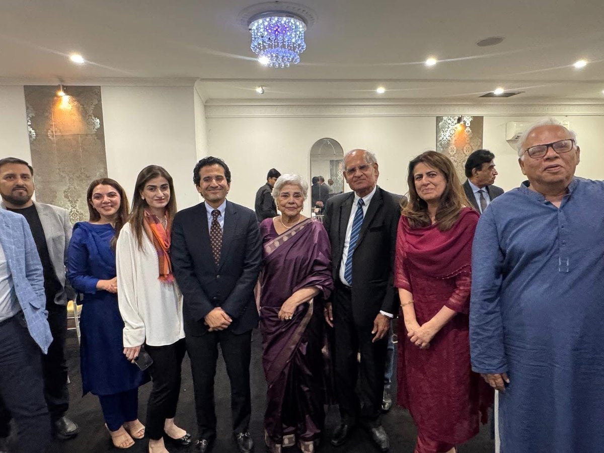 سڈنی: قونصل جنرل کی طرف سے دیے گئے استقبالیہ میں سمندر پار پاکستانیوں کے ساتھ بات چیت کرکے خوشی ہوئی۔ اِن کا دل پاکستان کے لیے دھڑکتا ہے اور وہ اپنے مخصوص انداز میں ملک کی خدمت کرتے رہتے ہیں۔ میں اُن کیلئے نیک خواہشات کا اظہار کرتا ہوں اور دعا کرتا ہوں کہ پاکستان ان جیسے لوگوں کو