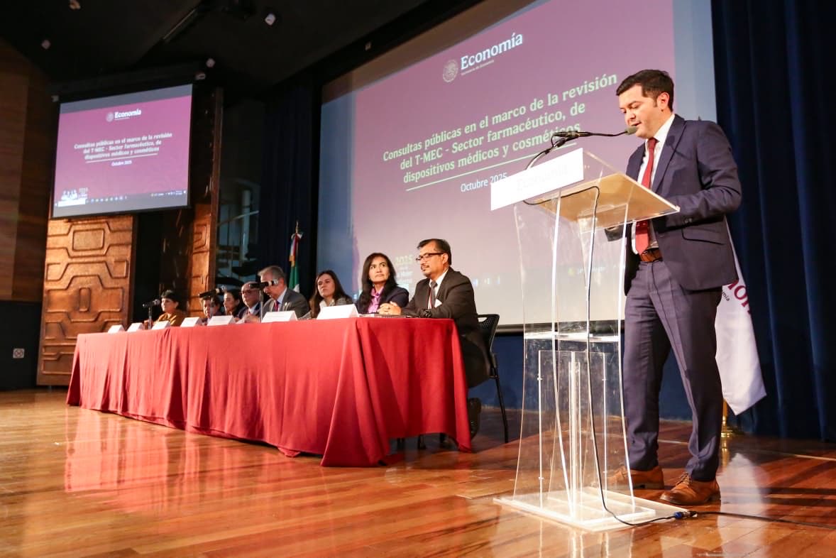 SE_mx's tweet photo. La Secretaría de Economía realizó la mesa de #ConsultasTMEC del sector farmacéutico y de dispositivos médicos, con @SSalud_mx, @COFEPRIS e @IMPI_Mexico.

Se plantearon propuestas para fortalecer la producción de APIs, la certidumbre regulatoria y la competitividad regional. https://t.co/7oijSLr2HY