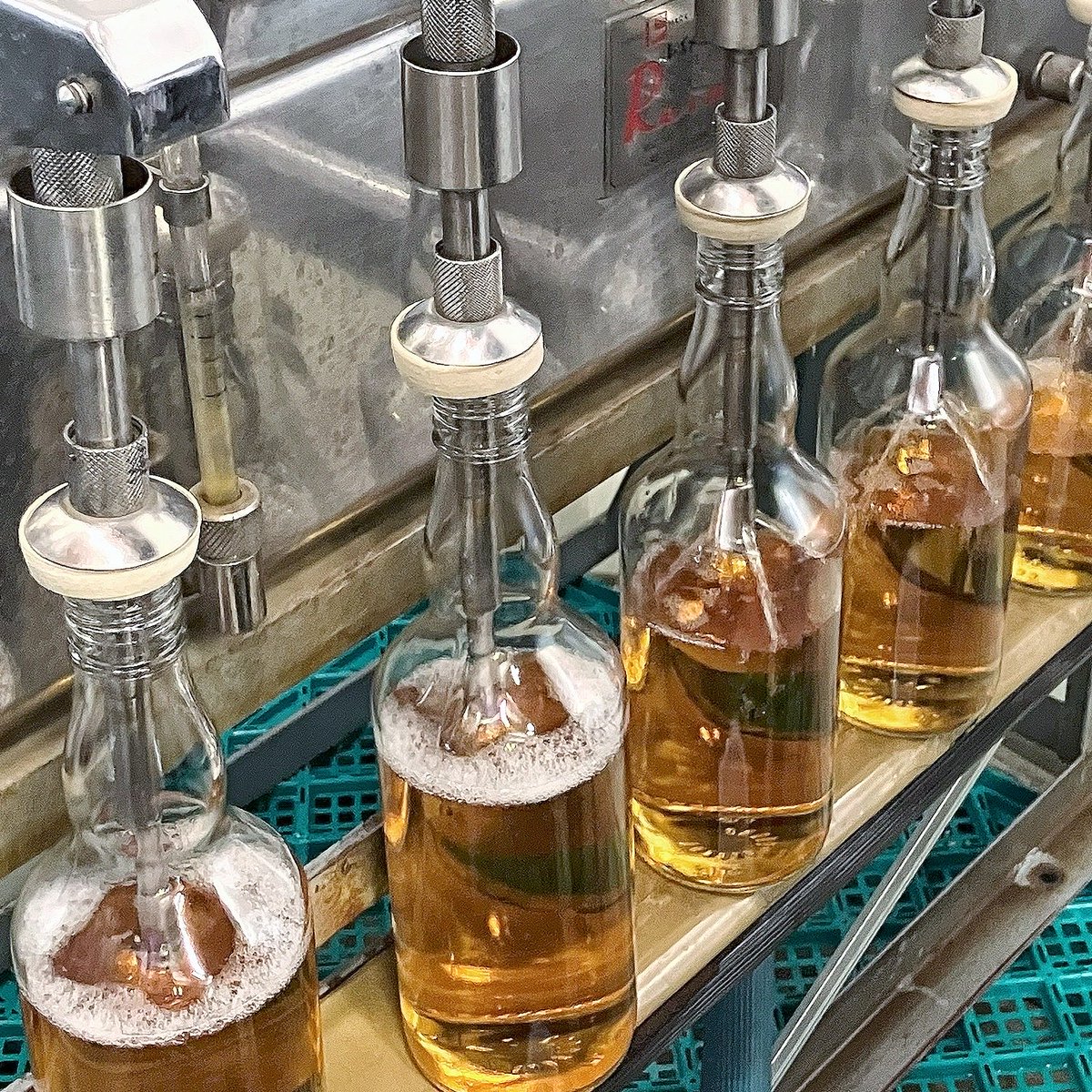 Tokaishuzo_0711's tweet image. こんにちは、東海酒造です☺️

琥珀色のウイスキーがボトルに注がれる瞬間って、なんだかワクワクしちゃいます🥃
1本1本丁寧に、皆さんのもとへお届けする準備中！

尾張ウイスキーは愛知県でお待ちしております✨

#東海酒造 #尾張ウイスキー #愛知県 #名古屋市 #ウイスキー #名古屋グルメ #お土産…