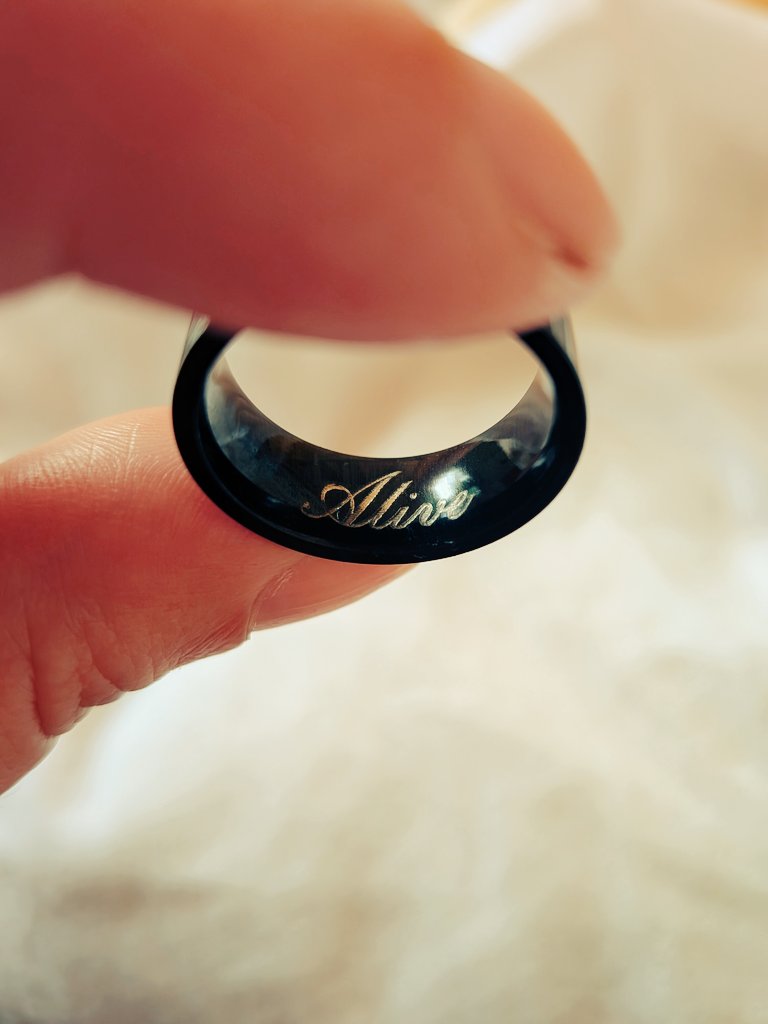 p_alive's tweet photo. 入院中にminneでリングを注文し、
外側は名前(本名)、内側は«Alive»と刻印してもらいました。

Alive＝生きる。

私の一生の目標です。 https://t.co/bp7PEJw2HF