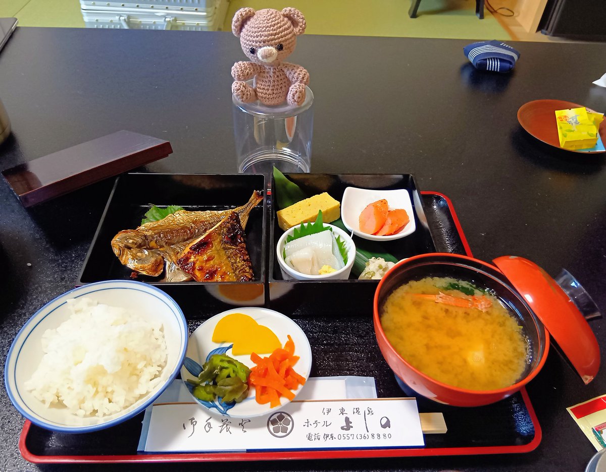 bearoubear's tweet photo. いとうおんせん の 
おやど の おへや で  
ふつか め の あさごはん

ひものさん 
いかさん の おさしみ
めんたいこさん
かにさん の おみそしる

きのう と ちがって また おいしい
あさ から だいだいまんぞくくま

#ホテルよしの https://t.co/1VuwjORiGm
