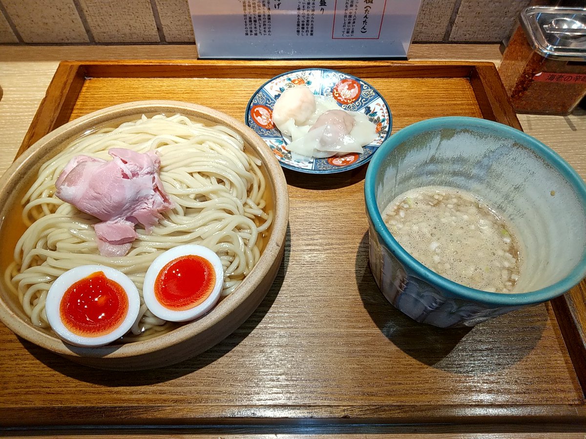 今日の麺活は…
仙台宮城野区のもちだや。ちょうど一ヶ月に同僚と訪麺。
本日も同僚と…
今日はチャレンジでつけダレににんにくを選ぶ。魅かれながらも、避けてきたが、今日は開き直って！
釜揚げにしたけどアツアツでも麺のコシはあるし…釜揚げ恐るべし！
