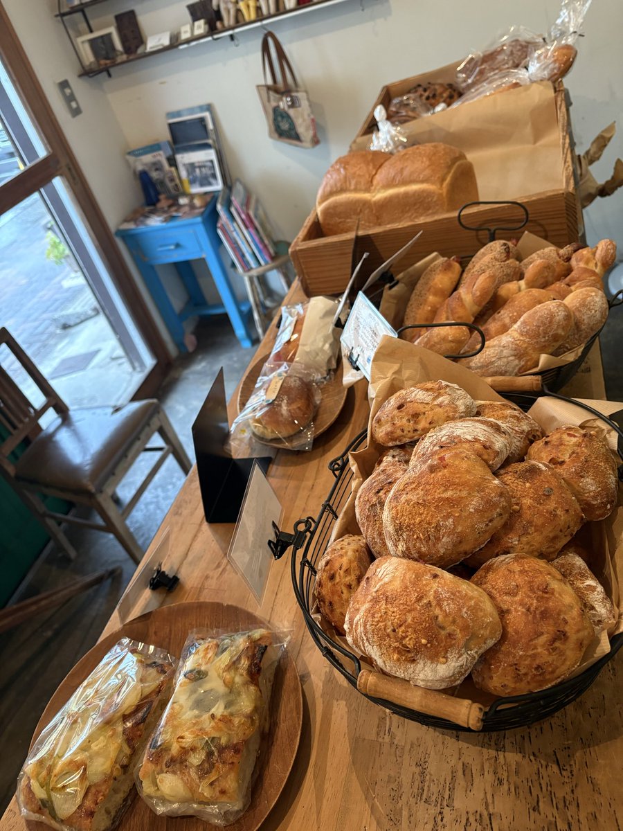 【1時半のdodo】

まさかの雨ですね
今日までは荒れてくれると思ってたんですが…

ただいまの時間まだパンが沢山ございます

今日は惣菜系のパンが沢山ございます
リュス、フォカッチャ系
そしそん、エピ、ボニファッツ
パストラミビーフサンドなどなど

どうぞよろしくお願いします！