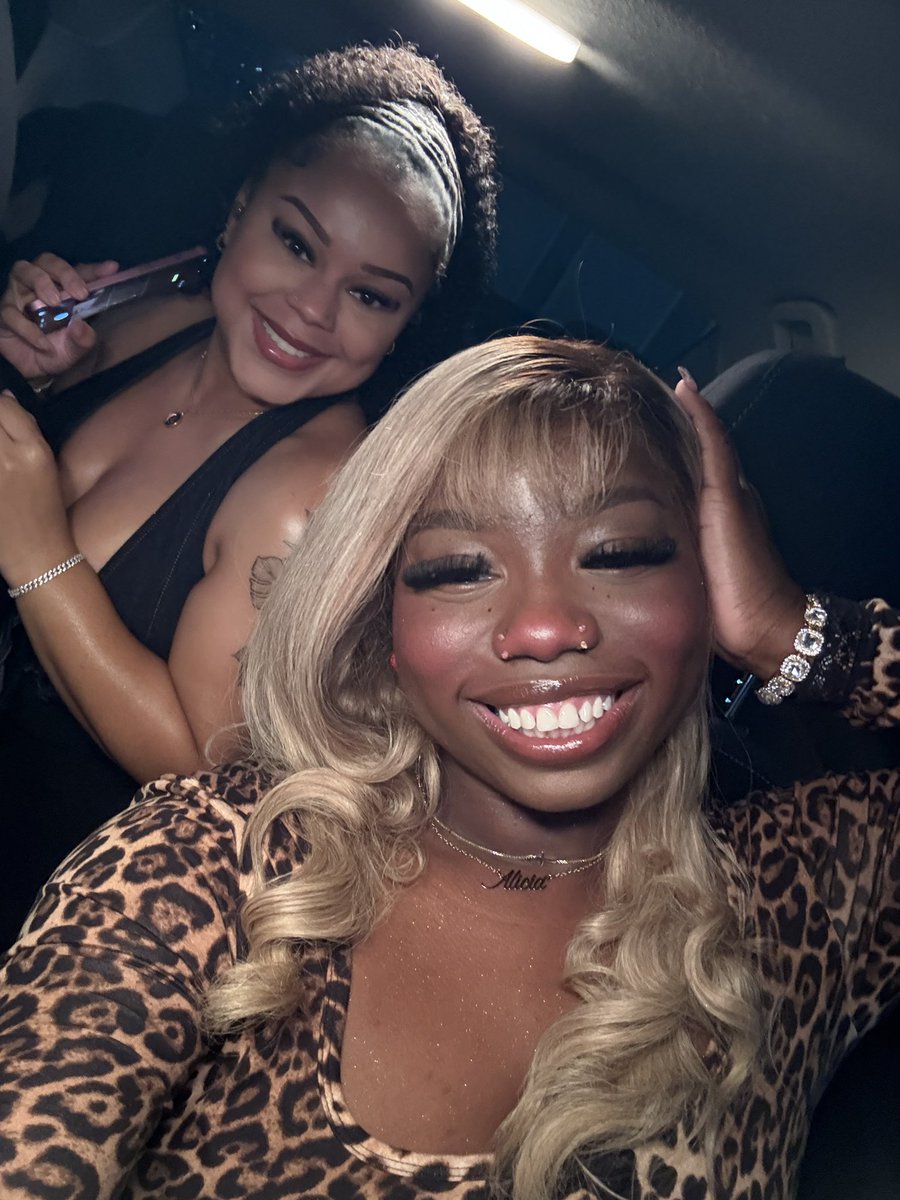 aliicxla's tweet photo. my shiny teeth that twinkleee just like the stars in spacee https://t.co/7FGKsFVctA