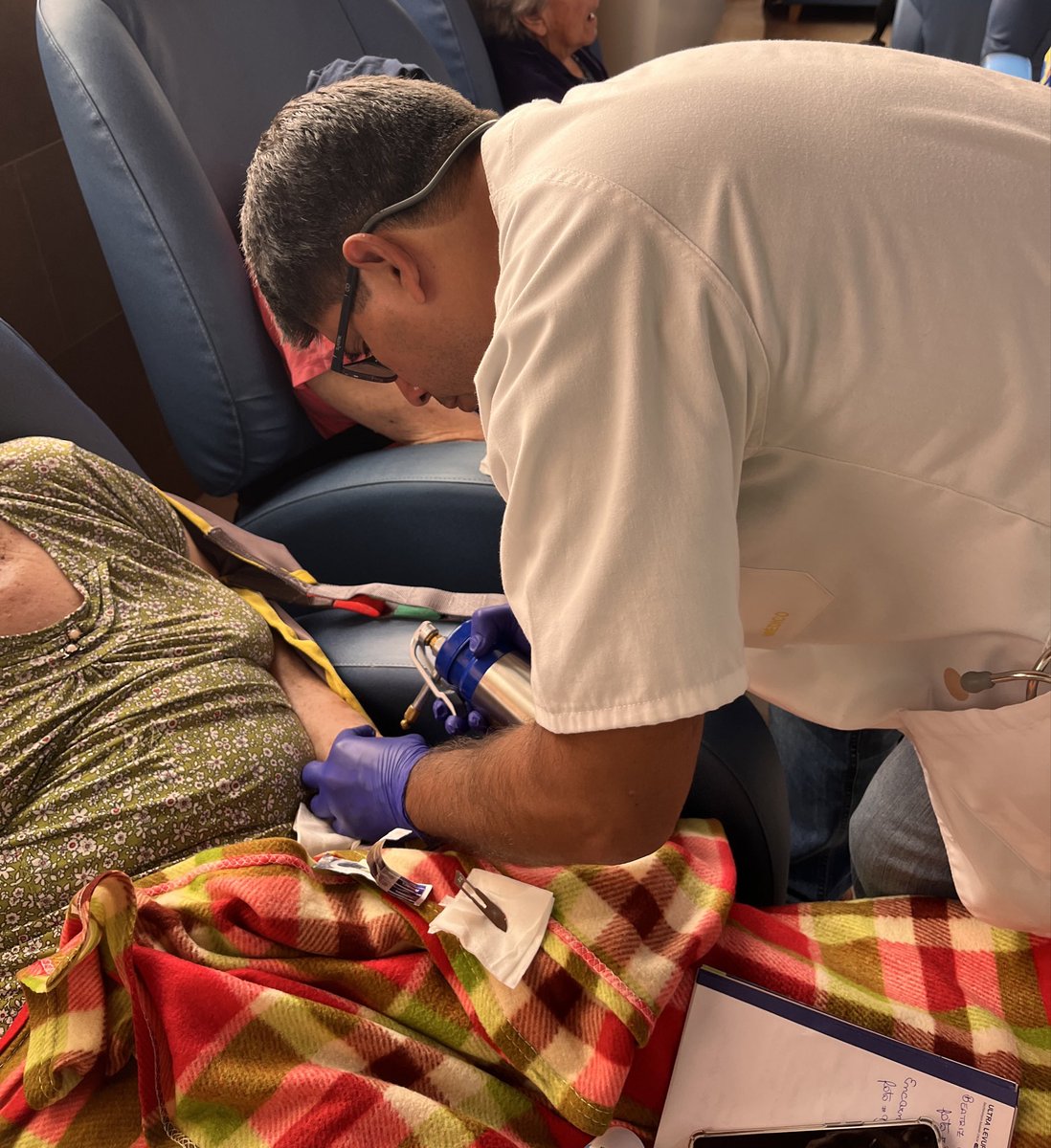 Esta semana hemos ido a la Residencia de ancianos  para valoración lesiones piel y realizar técnicas como crioterapia con nuestros residentes de familia <a href="/Area2Cartagena/">@Area2Cartagena</a> <a href="/CS_SanAnton/">Centro de Salud San Antón</a>