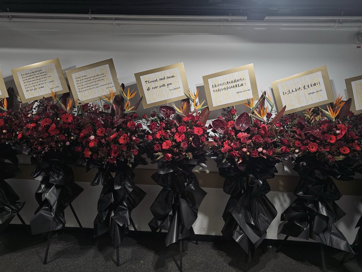 YUMYUM10ct's tweet photo. Our group, Lufan Japan, participated in the flower support for the Hong Kong concert following the cancellation of the Japan concert. We hope that the love of Japanese fans reaches Luhan💐
#LuHanAsiaTour2025 https://t.co/vRQoBgzVzW