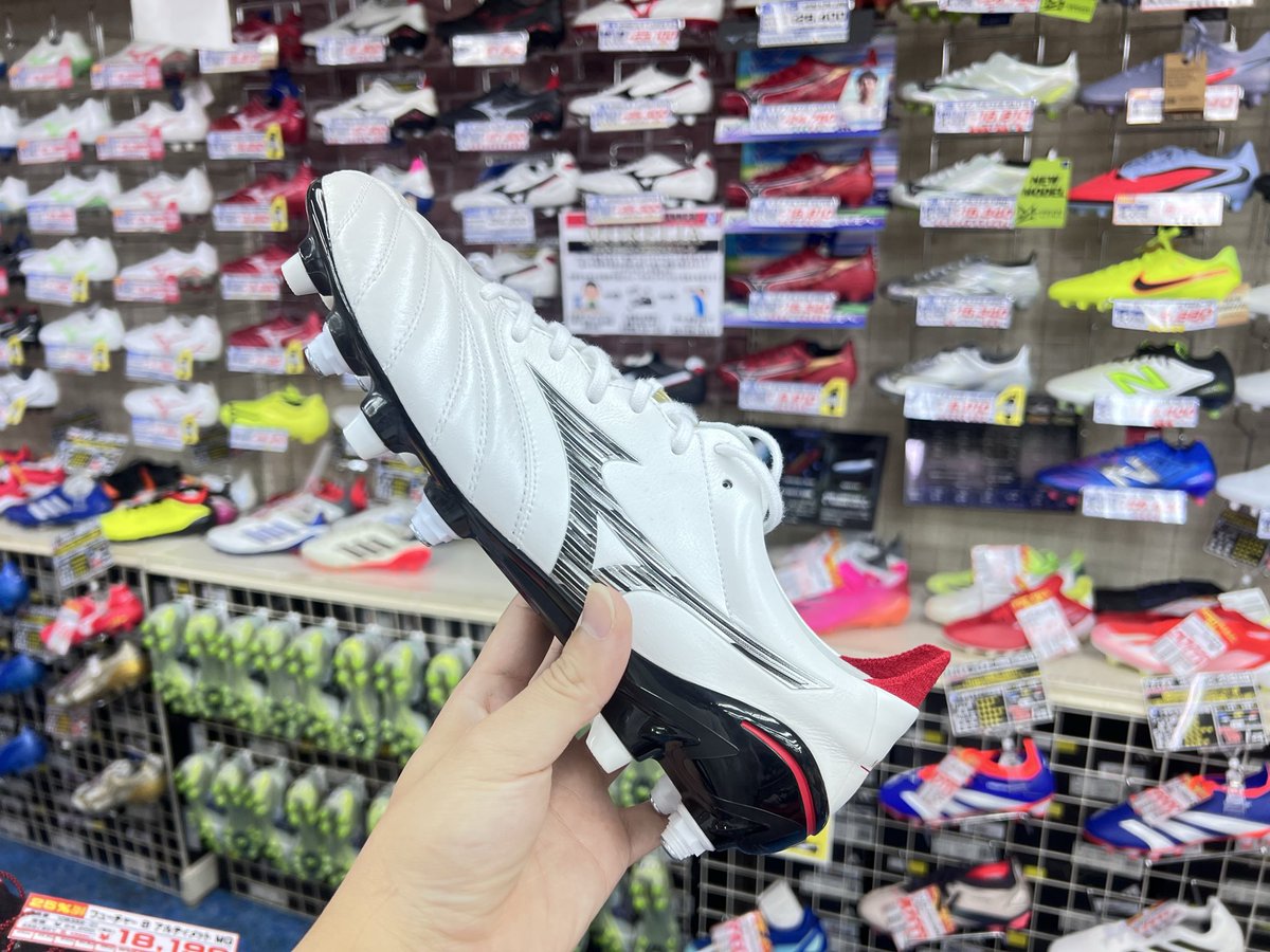 t_machida_fb's tweet image. 明日は高校サッカー選手権予選が行われます🙋‍♂️
天気は雨予報です☔
取り替えシューズの用意は大丈夫ですか？
スタッドも削れすぎてるなんて事もあるはず…！！

プーマとミズノのスタッドもご用意ありますので試合に向けてときわでいい準備しましょう✨

#ときわスポーツ #町田 #相模原 #高校サッカー