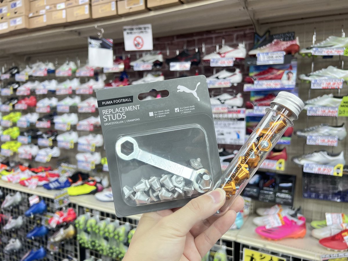 t_machida_fb's tweet image. 明日は高校サッカー選手権予選が行われます🙋‍♂️
天気は雨予報です☔
取り替えシューズの用意は大丈夫ですか？
スタッドも削れすぎてるなんて事もあるはず…！！

プーマとミズノのスタッドもご用意ありますので試合に向けてときわでいい準備しましょう✨

#ときわスポーツ #町田 #相模原 #高校サッカー