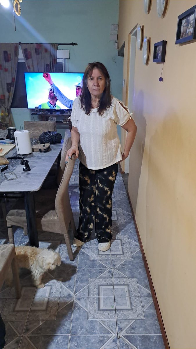 CLAUDIA, 59 años, se perdió en barrio parque casas en zona norte hoy cerca de las 9 de la mañana, vestía remera roja y pantalón oscuro. PADECE ALZHEIMER Y rengea con la pierna derecha. Número de su marido 3415993503. La denuncia ya fue hecha.
Necesitamos ayuda es una vecina.