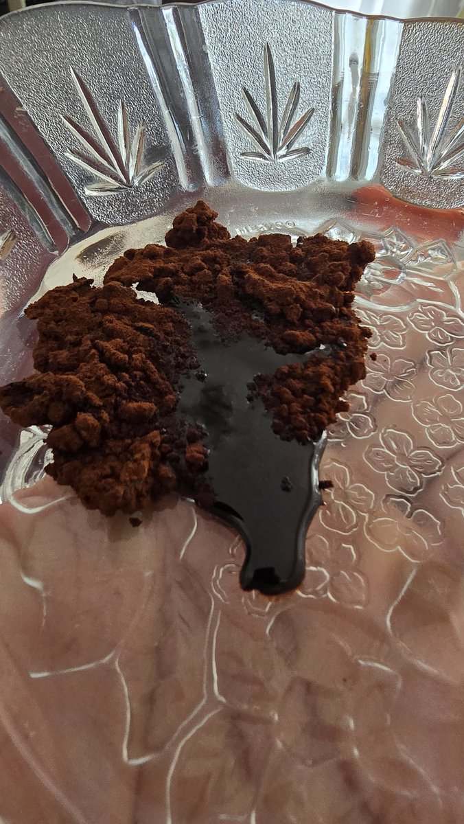 Liz_Autran's tweet photo. Hola @NescafeMX hoy mientras me hacía mi cafecito me encontré con una piedra de café, creí que era de las típicas roquitas pero al presionar salió un líquido viscoso... Obviamente lo saqué y me hice mi café pero debería preocuparme? Que es esto? No quiero tirar mi botecito😓 https://t.co/hGp5GCSz3x