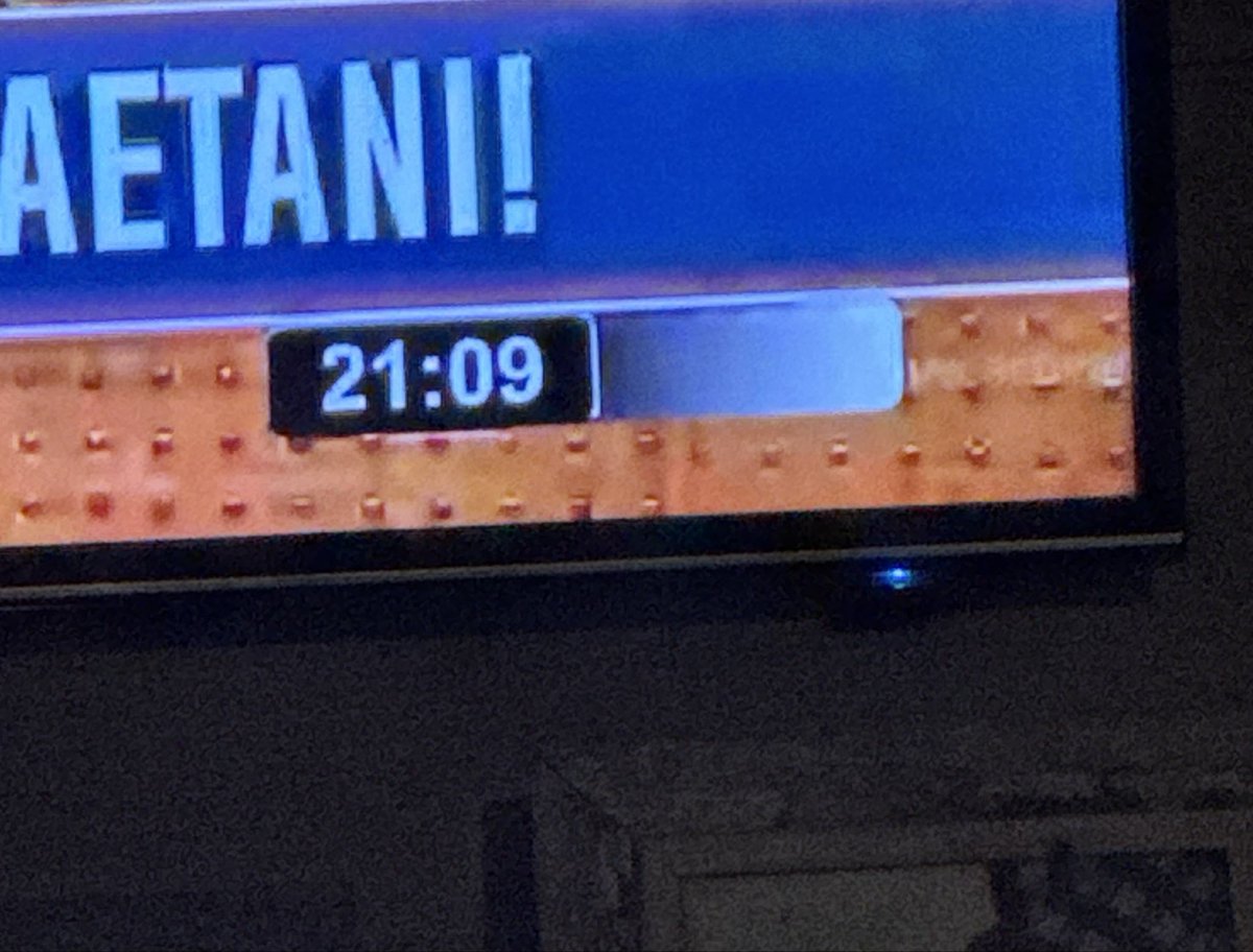 valenmvm's tweet photo. alguien q trabaje en canal 9 me puede explicar que poronga es ese degrade de blanco a negro totalmente vacio? https://t.co/MVVVXtPMCM