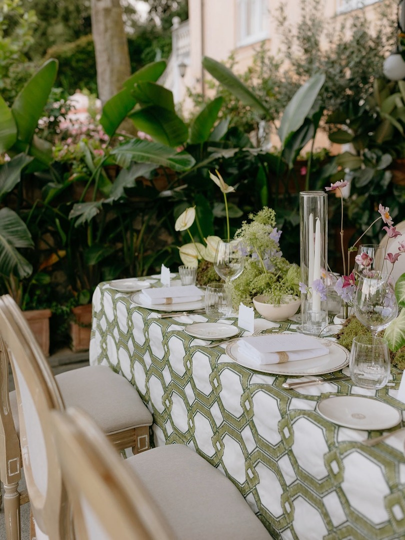 partytables's tweet image. Loving this Paola Colleoni Studio captured opportunity to see our Harlan Green linen in use...in all it&apos;s textural beauty!
(Planning: Vine + Branch Events Co. | Linen: Party Tables | Florals: Mala Fronte Fiori | Stationery: Sweet Dates Prints | 
Rentals: FG Eventi) #EventDesign