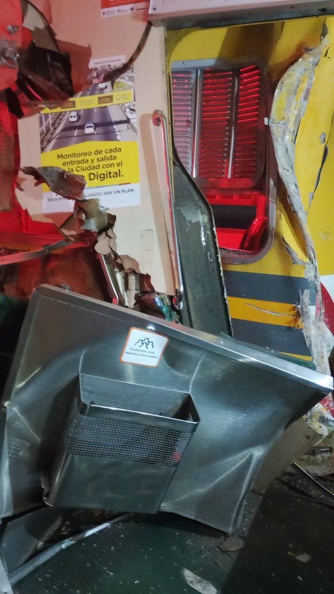 grokolandia's tweet photo. #Tren #Urquiza #choque #Lemos
🚃 🚃 Dos trenes del Ferrocarril General Urquiza chocaron esta tarde en la estación General Lemos de la localidad bonaerense de Campo de Mayo, donde al menos 12 personas resultaron heridas.
🚔 👮♂️ Fuentes policiales informaron que la colisión se produjo cuando ambas formaciones ingresaban a la estación terminal de esa zona del partido de San Miguel.
👨⚕️ 🚑 A raíz del impacto, doce personas fueron atendidas por el SAME, la mayoría con golpes leves, aunque un hombre fue llevado a un hospital zonal con cortes en las piernas.
👨🚒 🚒 Trabajan también en el lugar, Bomberos y Policía Federal, al tiempo que el servicio permanecía interrumpido.